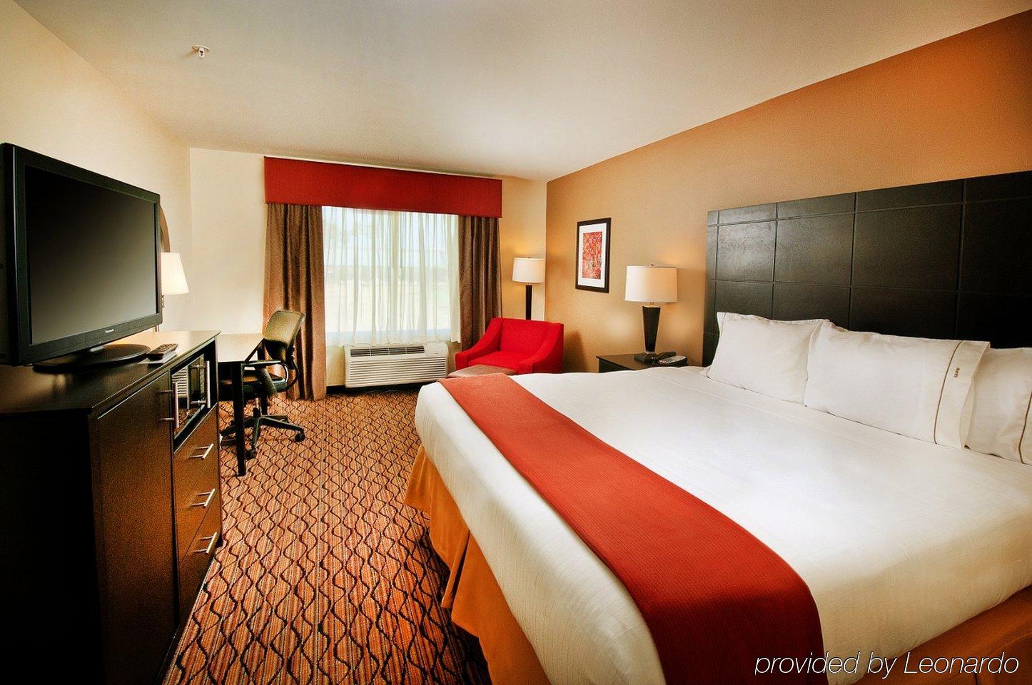 Holiday Inn Express Hotel And Suites Pearsall By Ihg Exterior foto