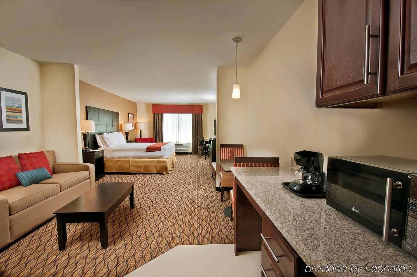Holiday Inn Express Hotel And Suites Pearsall By Ihg Exterior foto