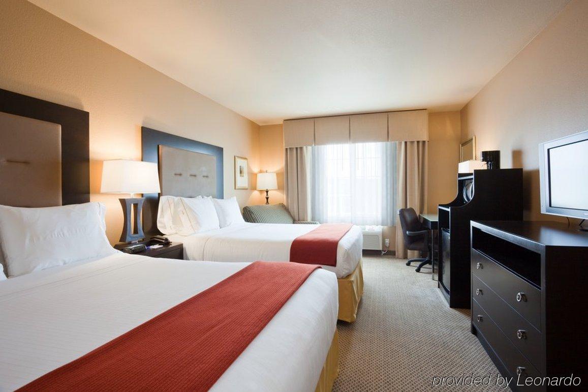 Holiday Inn Express Hotel And Suites Pearsall By Ihg Exterior foto
